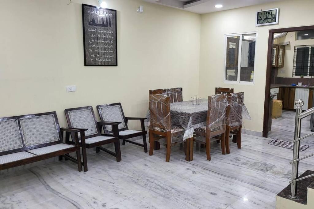Paramount Cozy Villa Haiderabad Buitenkant foto